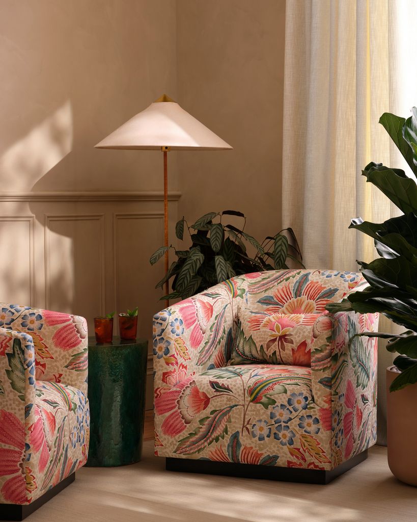 Butaca tapizada con tela de flores