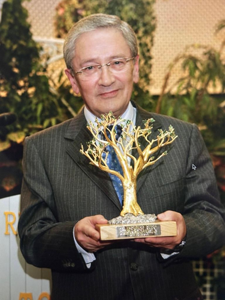 Fernando Ónega posa con el premio El Castaño de Oro