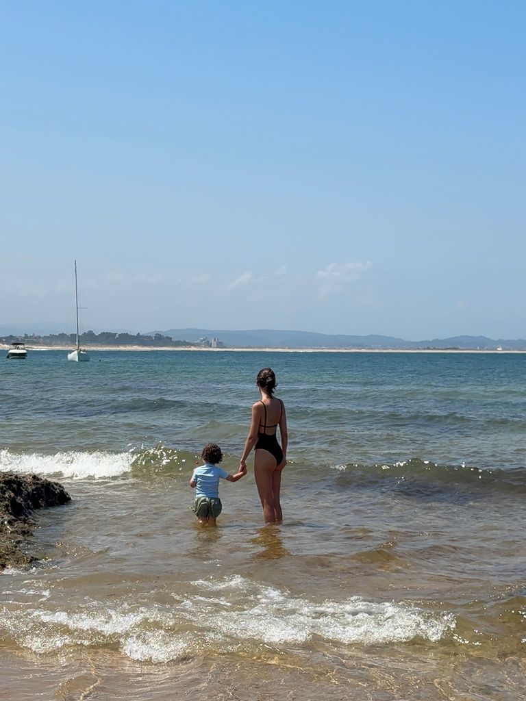 Sandra Gago y su hijo disfrutando de las aguas del Cantábrico