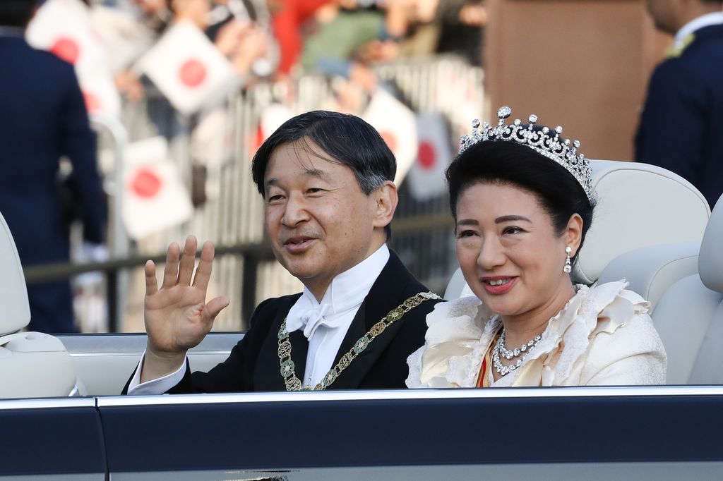 El emperador Naruhito, con Masako de Japón, durante el defile imperial tras su entronización
