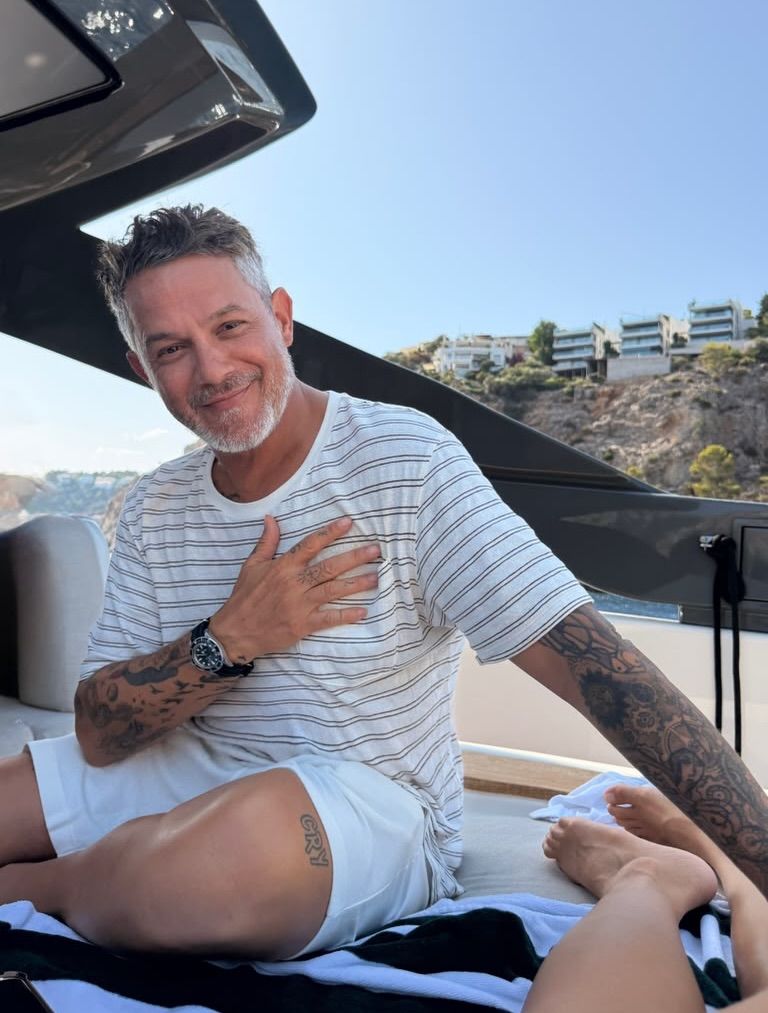 Alejandro Sanz abrió el álbum de sus vacaciones de verano en Mallorca e Ibiza.