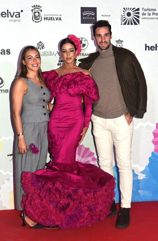 Alba Silva y Sergio Rico junto a Macarena, hermana de Alba 