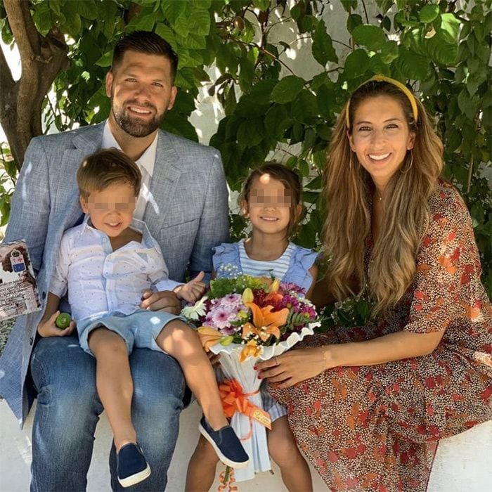 Felipe Reyes y Kirenia Cabrera con sus hijos