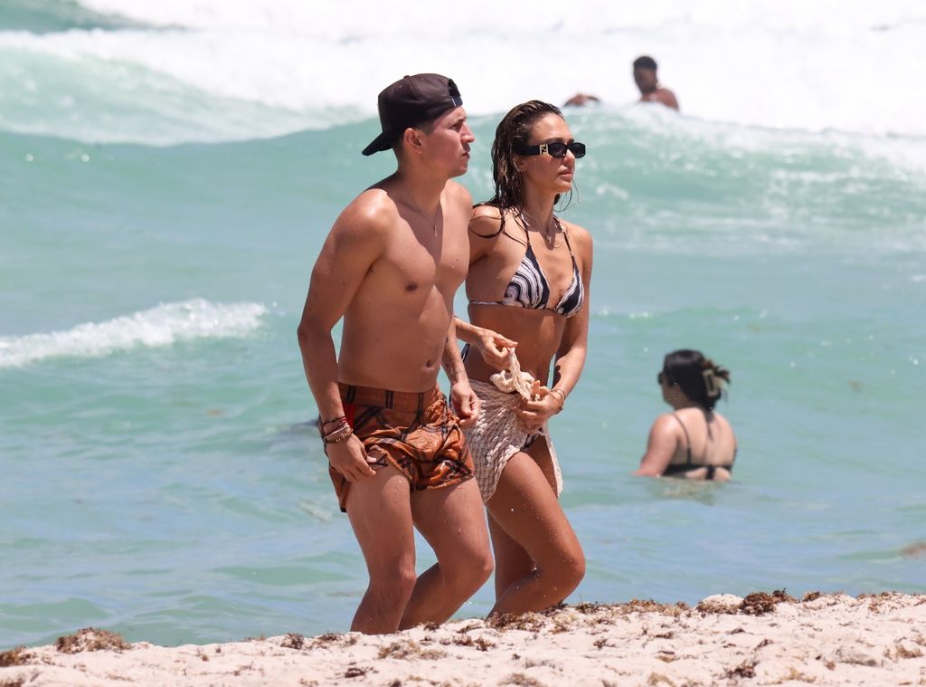  Jessica Alba y Danny Ramirez fueron vistos disfrutando juntos en Miami Beach, Florida, el 25 de mayo.