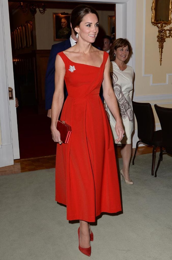 La Duquesa de Cambridge con el vestido rojo que estrenó en su gira por Canadá, mellizo del que lleva hoy
