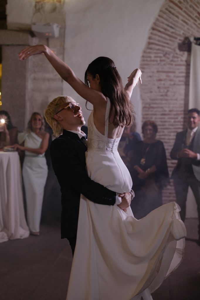 Los recién casados en un momento del baile