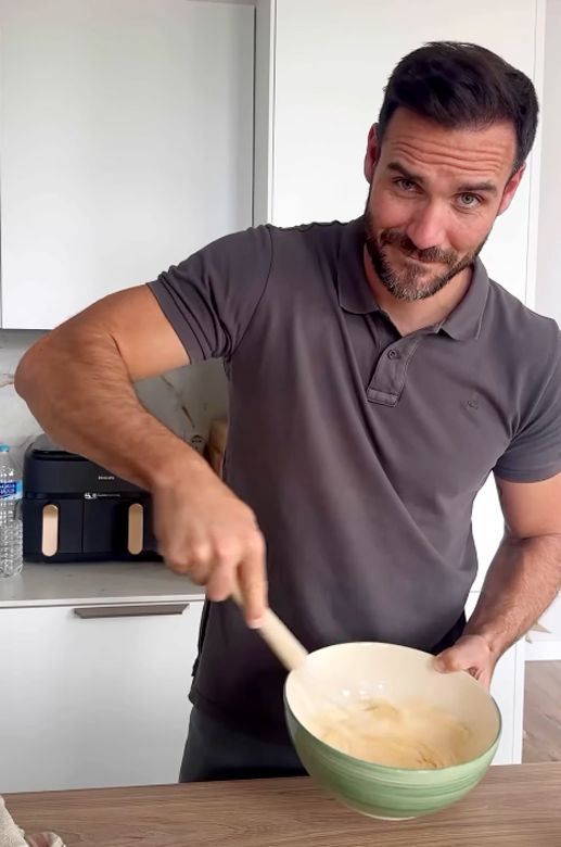 Craviotto, en pleno cocinado de su pastel de yogur.