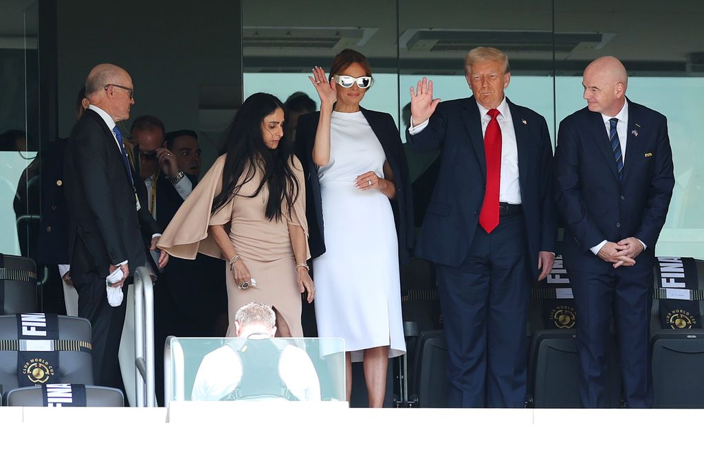 Melania Trump, Donald Trump y Gianni Infantino, presidente de la FIFA, saludan a los presentes en el MetLife Stadium en East Rutherford