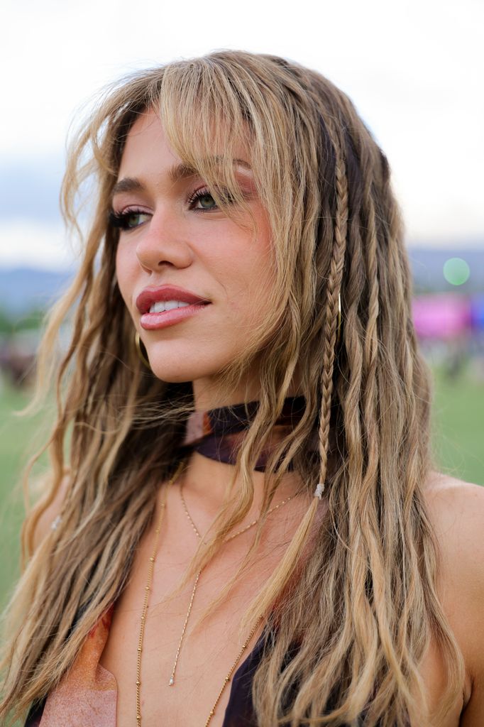 Una chica con trenzas en el Festival de Coachella 2026