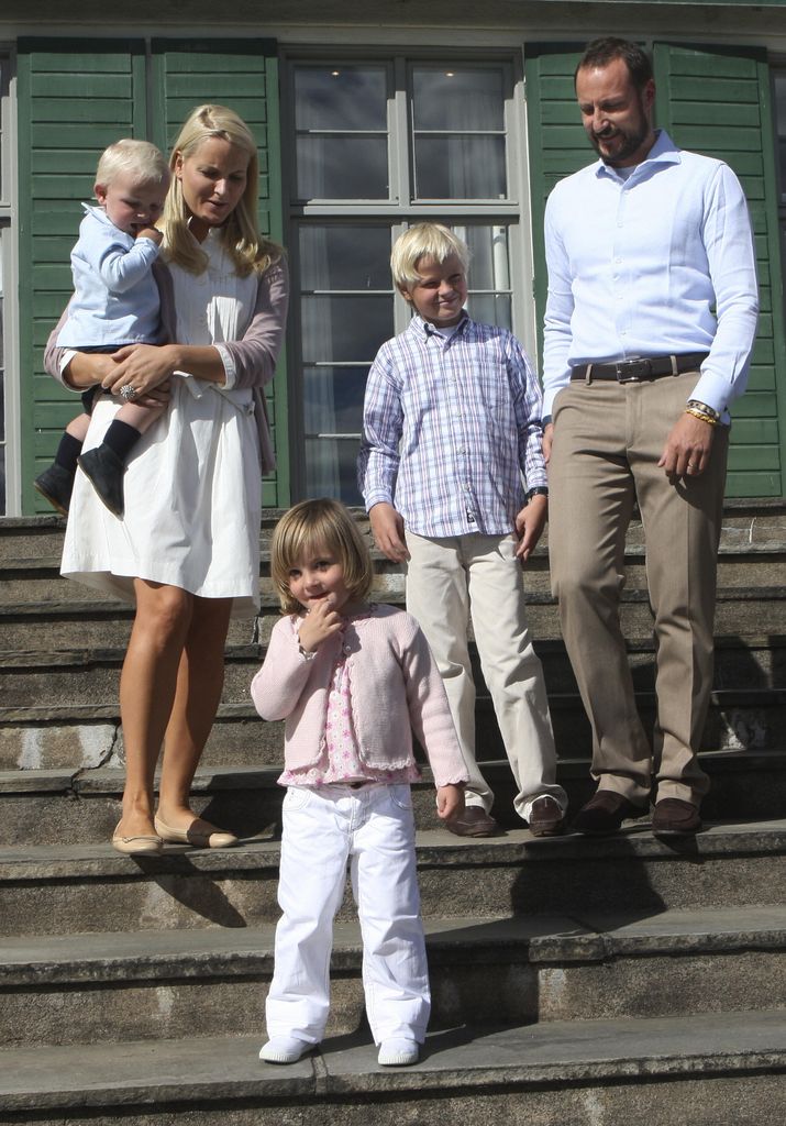 La princesa Mette-Marit con el príncipe Sverre en brazos, en medio, su hijo, Marius Borg, en primer plano, la princesa Ingrid Alexandra y a la derecha, el príncipe heredero Haakon de Noruega, posando en Skaugum, en Asker, cerca de Oslo.