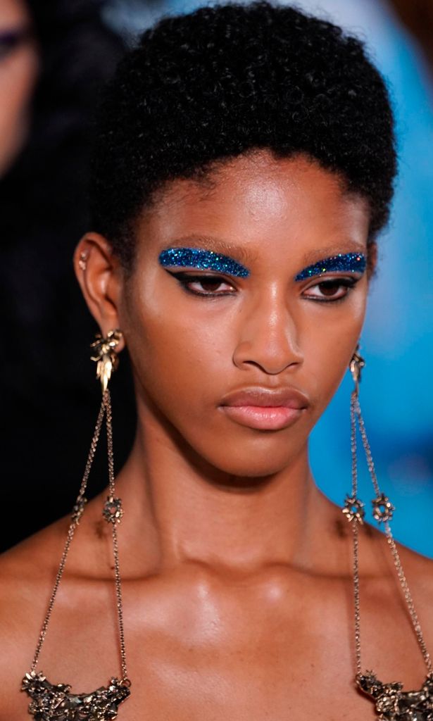 modelo en desfile de valentino con makeup llamativo