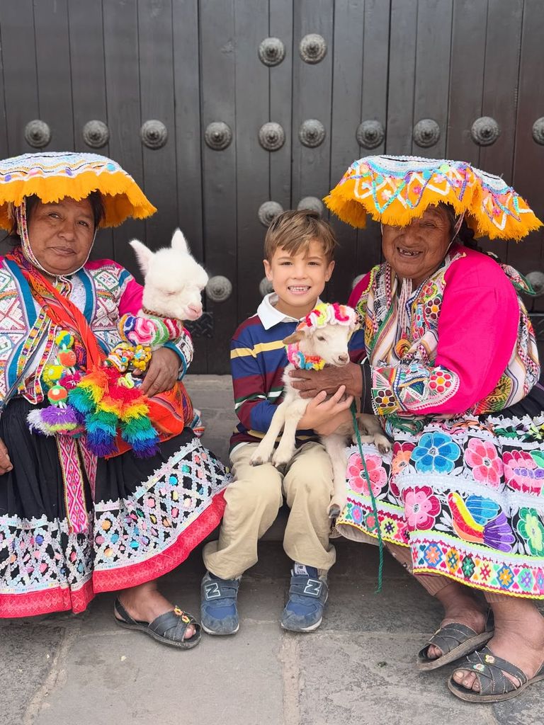 Ford Liam junto a algunas llamas bebés