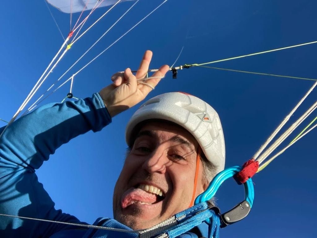 Carlos Suárez lanzándose en paracaídas