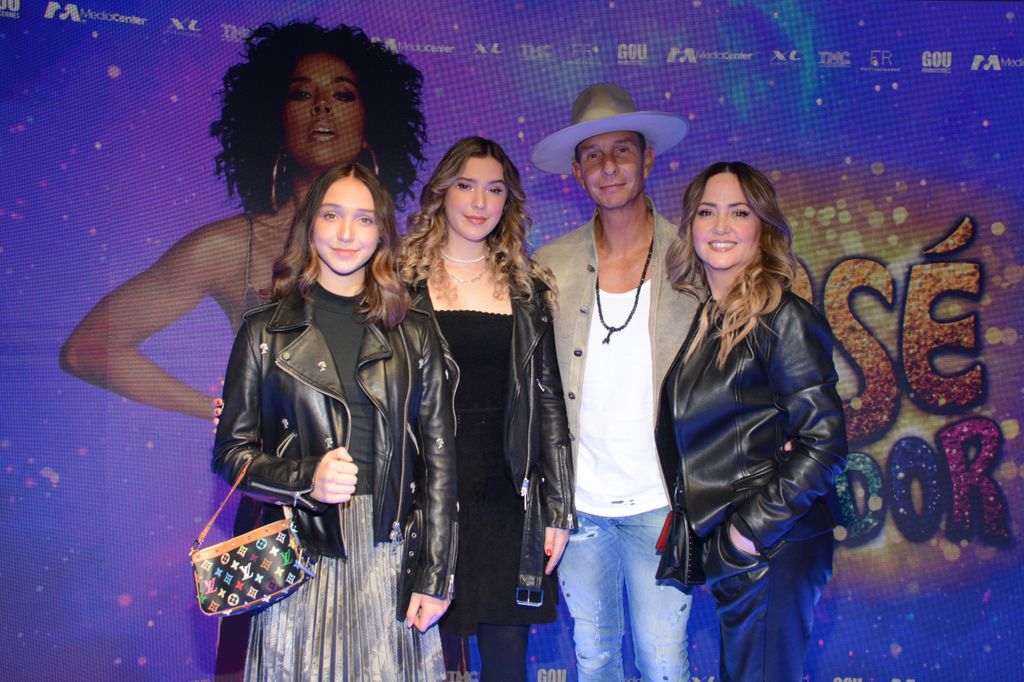 Erik Rubín y Andrea Legarreta con sus hijas Mía y Nina en el musical 'José, El Soñador'.