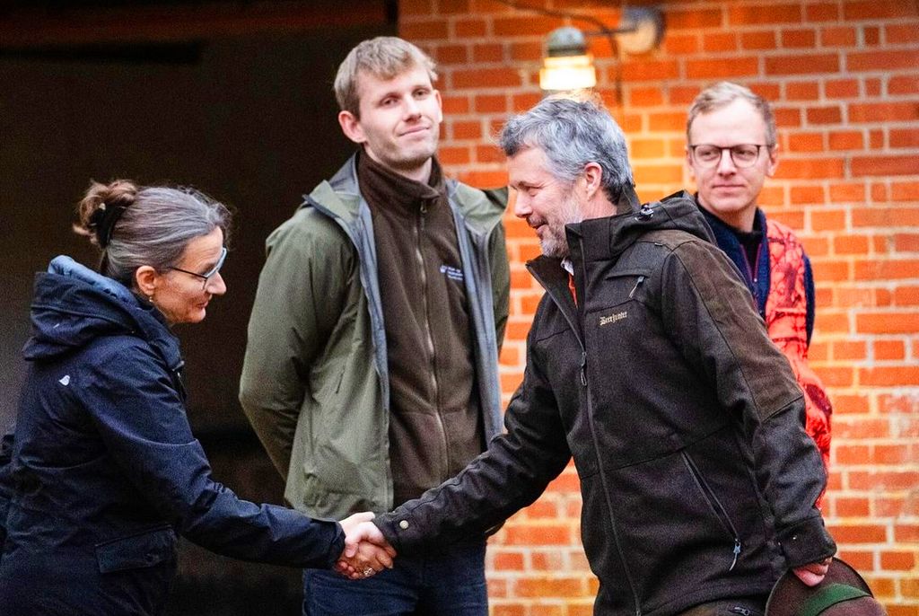 Plano medio de Federico de Dinamarca saludando a una responsable de una asociación