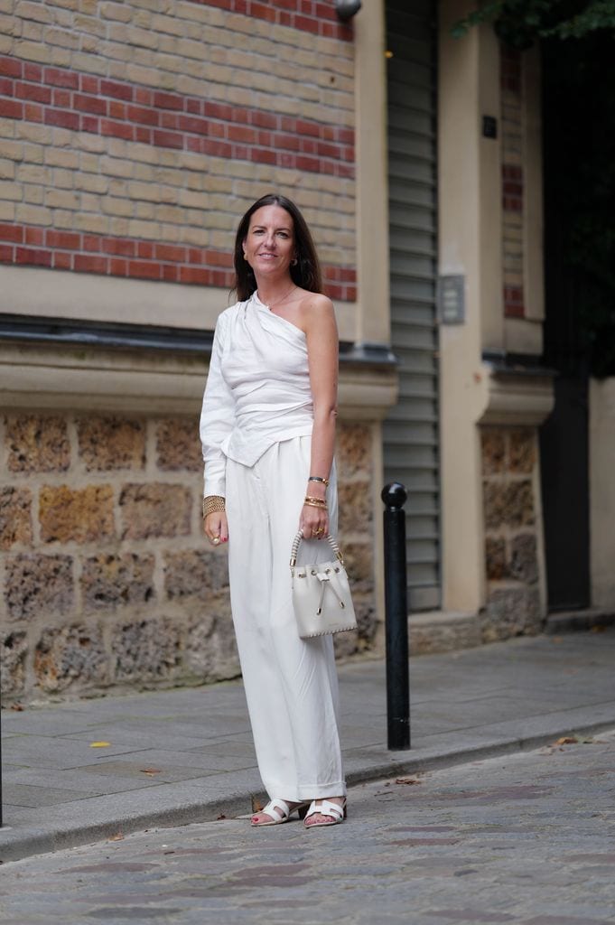 Looks de pantalón de traje y sandalia plana que inspiran
