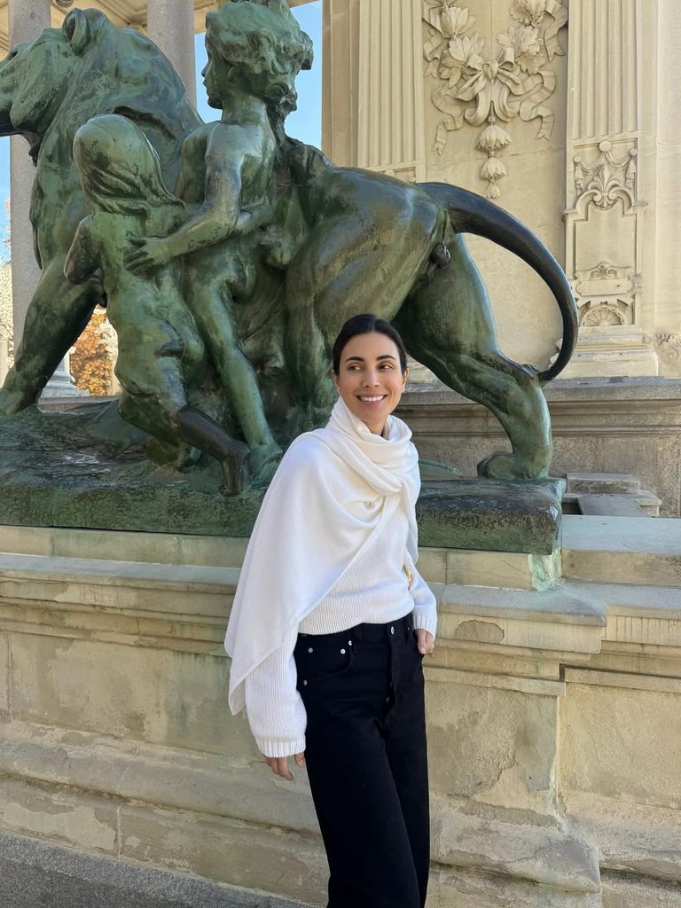 Bufanda o capa: Sassa de Osma transforma su look de básicos en segundos