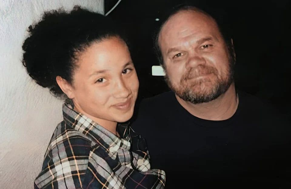 Meghan Markle en sus años de adolescente con su padre, el señor Thomas Markle.