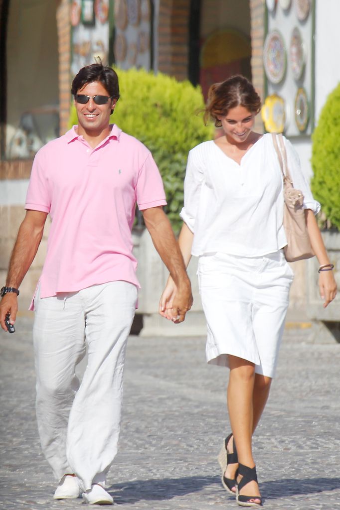 Fran Rivera y Lourdes Montes paseando de la mano por las calles de Sevilla el 17 de agosto de 2011