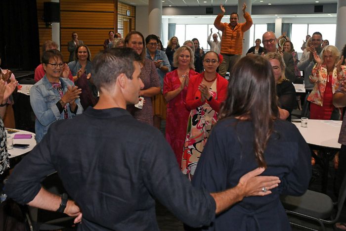 Jacinda Ardern y Clarke Gayford durante la rueda de prensa de renuncia de la política