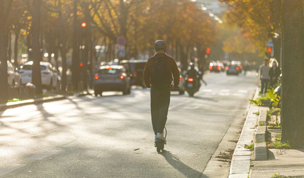 Un chico en patinete 