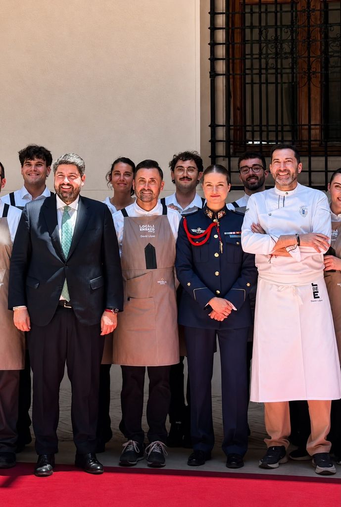 La princesa Leonor junto al chef David López y el presidente de la Región de Murcia, Fernando López Miras.