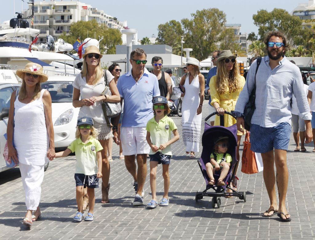 La Baronesa Thyssen con Manolo Segura con su exmujer, Paz Pastor, y Borja Thyssen con sus hijos, paseando por Ibiza en julio de 2014