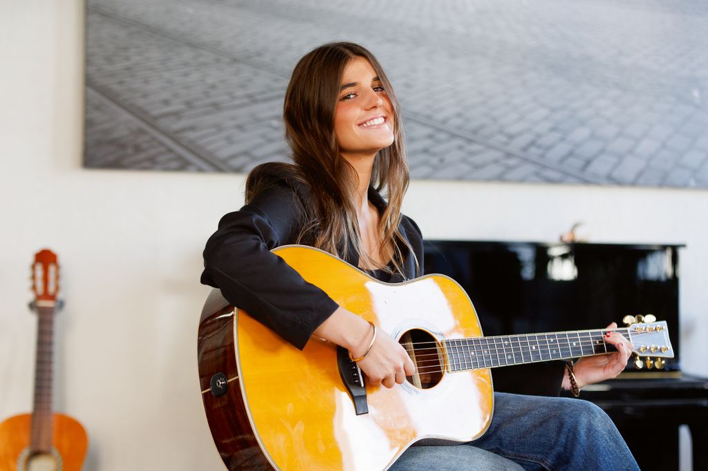 La cantante Lola Tuduri tocando una guitarra