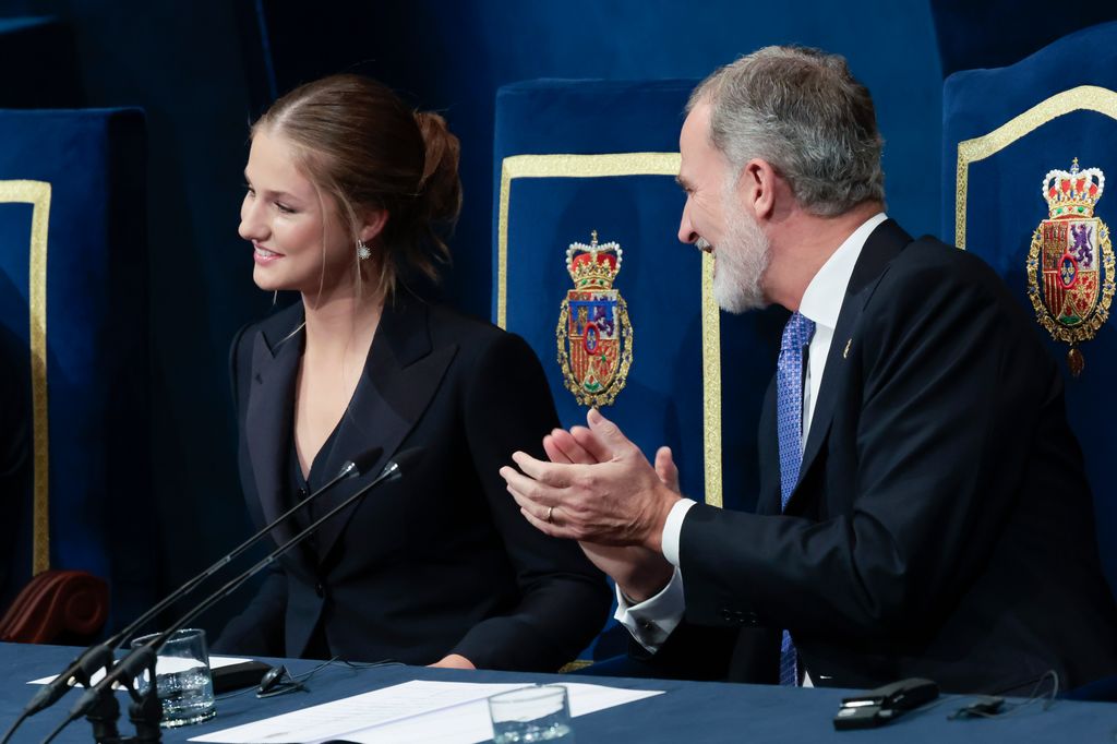 Primer plano de la Princesa Leonor y el Rey Felipe VI riéndose durante los Premios Princesa de Asturias 2024