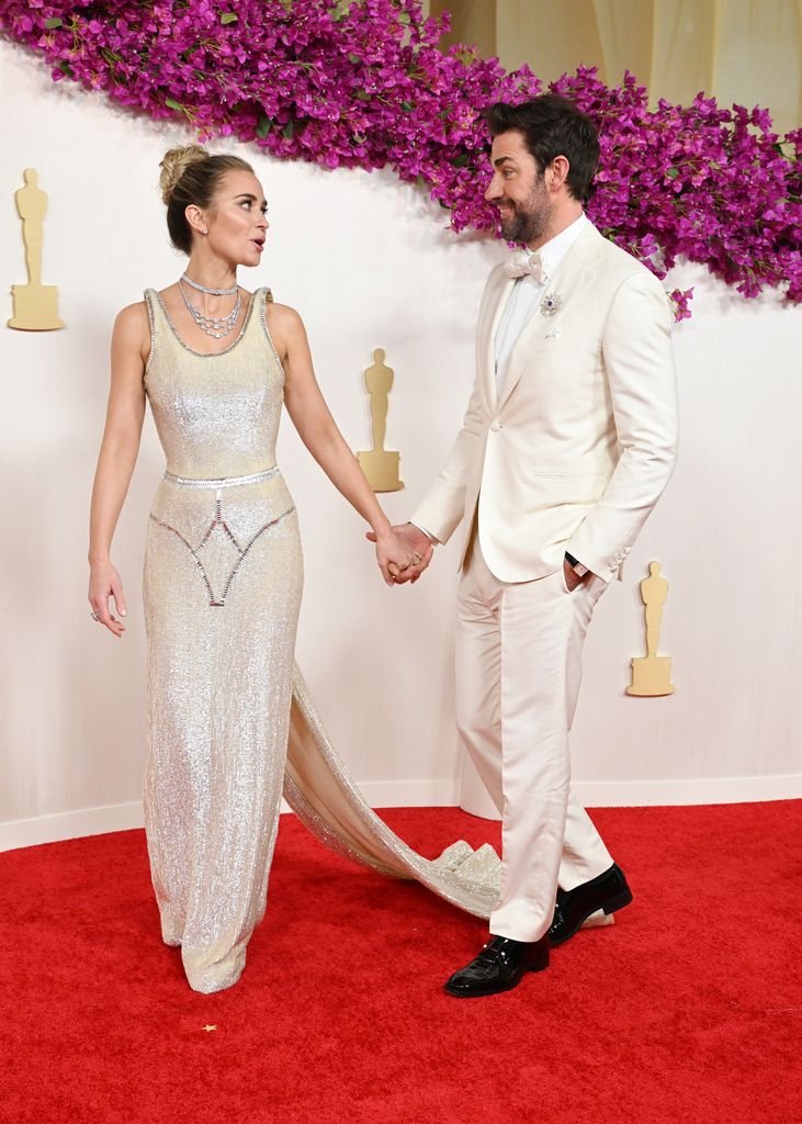 Plano entero de Emily Blunt Y John Krasinski de la mano en el photocall
