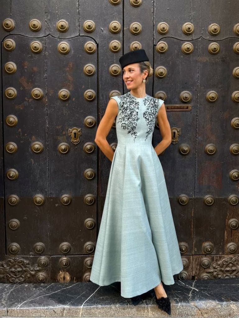 Inés de Cominges con look de invitada de Diego Estrada con pillbox