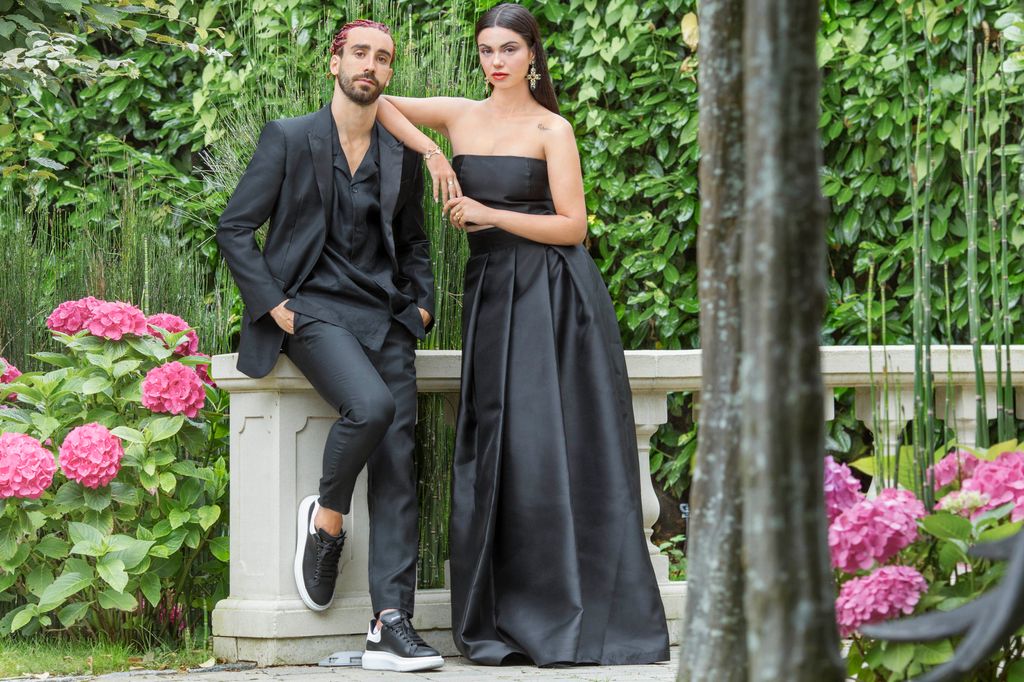 Marc Cucurella y Claudia Rodríguez, impresionantes de negro en el imponente jardín de su casa en Londres