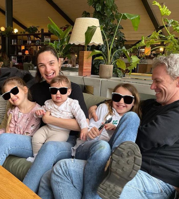 Gal Gadot y su marido con sus tres hijas mayores