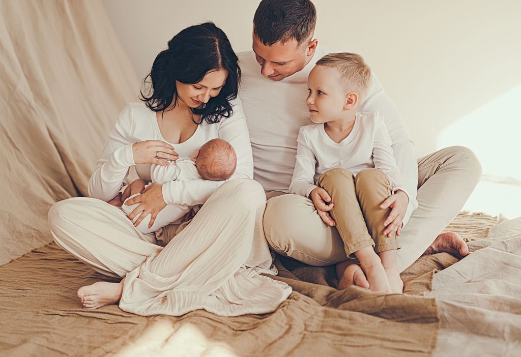 familia con dos hijos, uno de ellos recién nacido