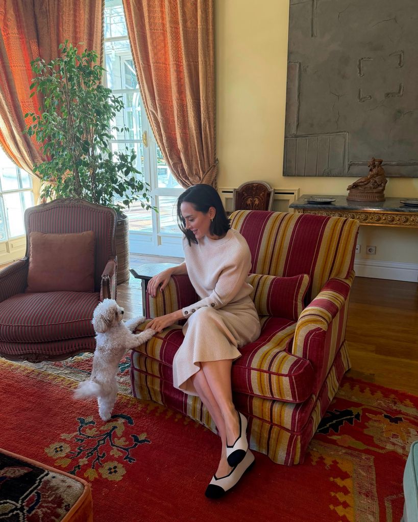 Tamara Falcó, junto a sus mascotas en casa de su madre