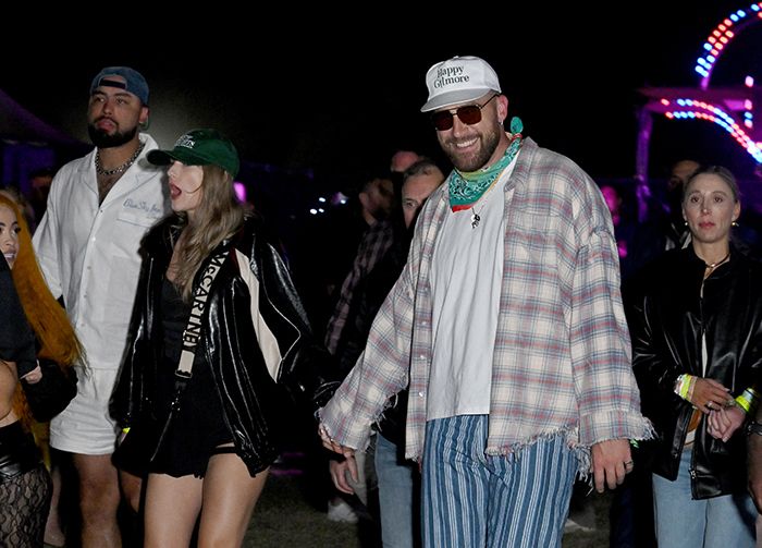 Taylor Swift y Travis Kelce pasearon de la mano como dos fans más