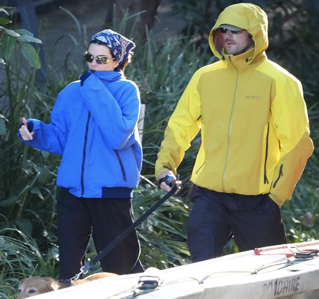 Jacob Elordi y Kendall Jenner lucieron coloridas chaquetas impermeables para salir a pasear a la perrita del actor.