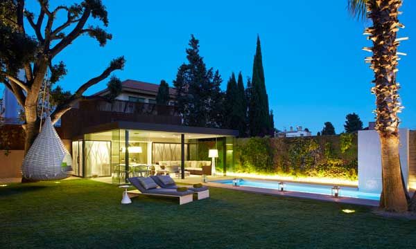 Totalmente integrado en el entorno, este pabellón exterior resulta mágico, bello y funcional. La hamaca que cuelga del árbol crea una imagen tremendamente inspiradora, que nos recuerda a las cabañas infantiles. Un sueño firmado por Molins Interiors (molinsinteriors.com).
