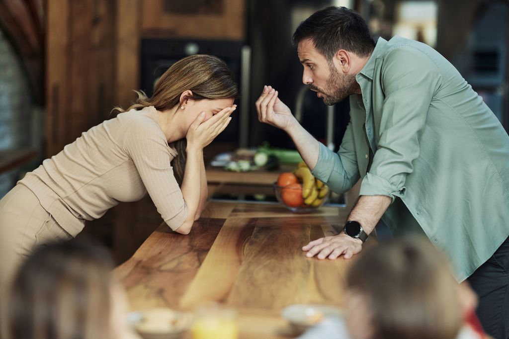 pareja discutiendo cocina