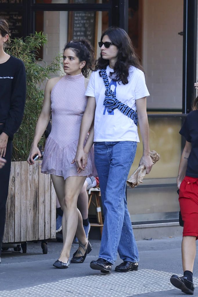 Rosalía y Loli pasearon por París tomadas de la mano.