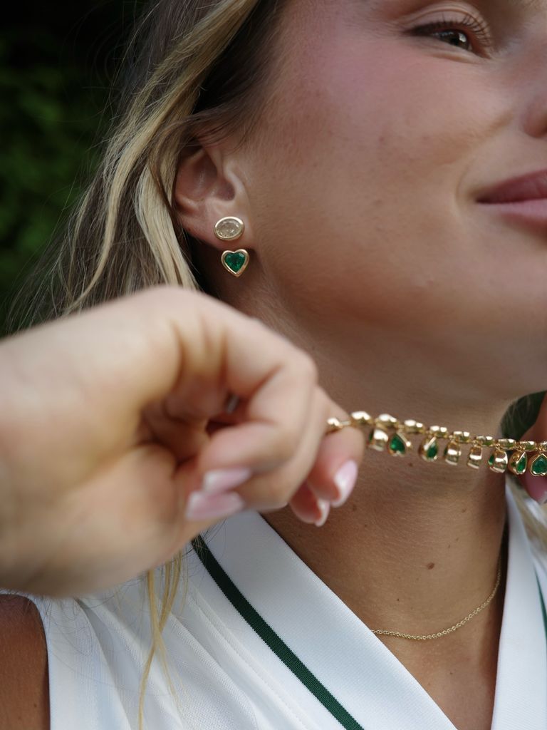 Detalles de los pendientes y la gargantilla que la tenista lleva en Wimbledon.