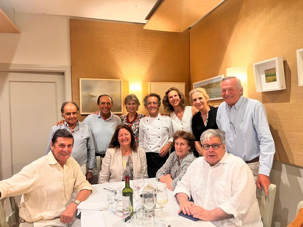 La infanta Elena, con su íntimo amigo, Luis Astolfi, y otras amistades vinculadas al mundo de la equitación en el restaurante La Grulla de Sevilla