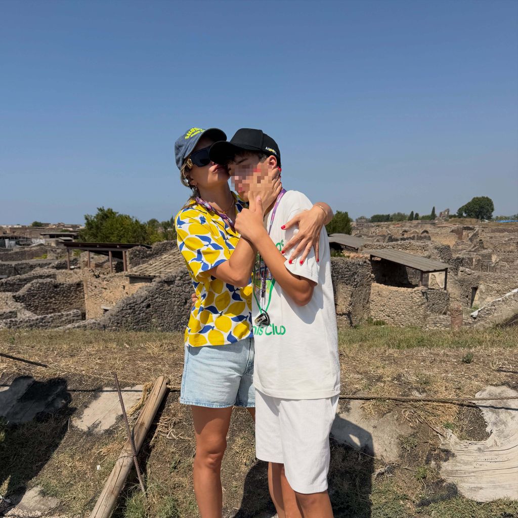 Alba y su hijo Lucas en Pompeya