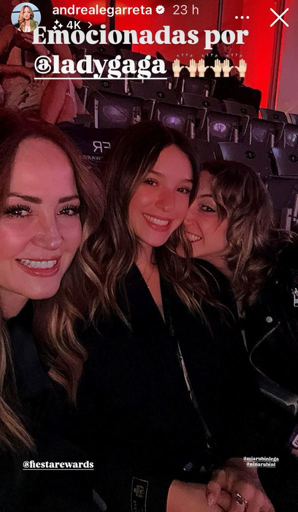 Andrea Legarreta y sus hijas en el show de Lady Gaga