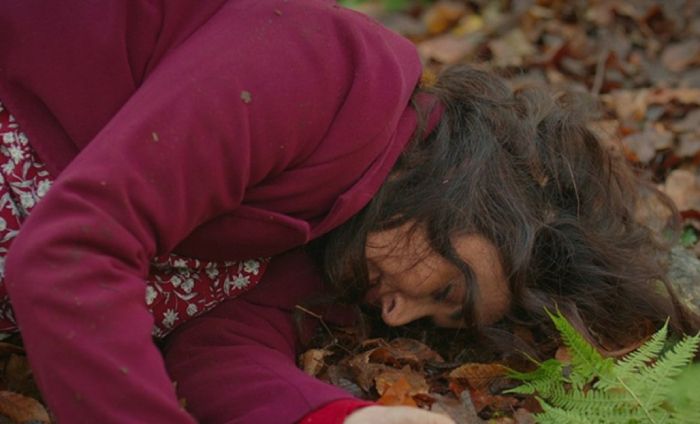 Sengül se tropieza en el bosque y cae por una ladera en 'Hermanos'