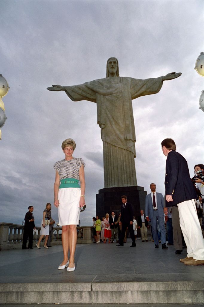 La princesa Diana posando en el Cristo Redentor, en una visita oficial a Brasil en abril de 1991.
