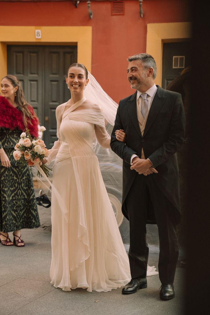 Vestido de novia plisado con escote asimétrico de Isabel Núñez