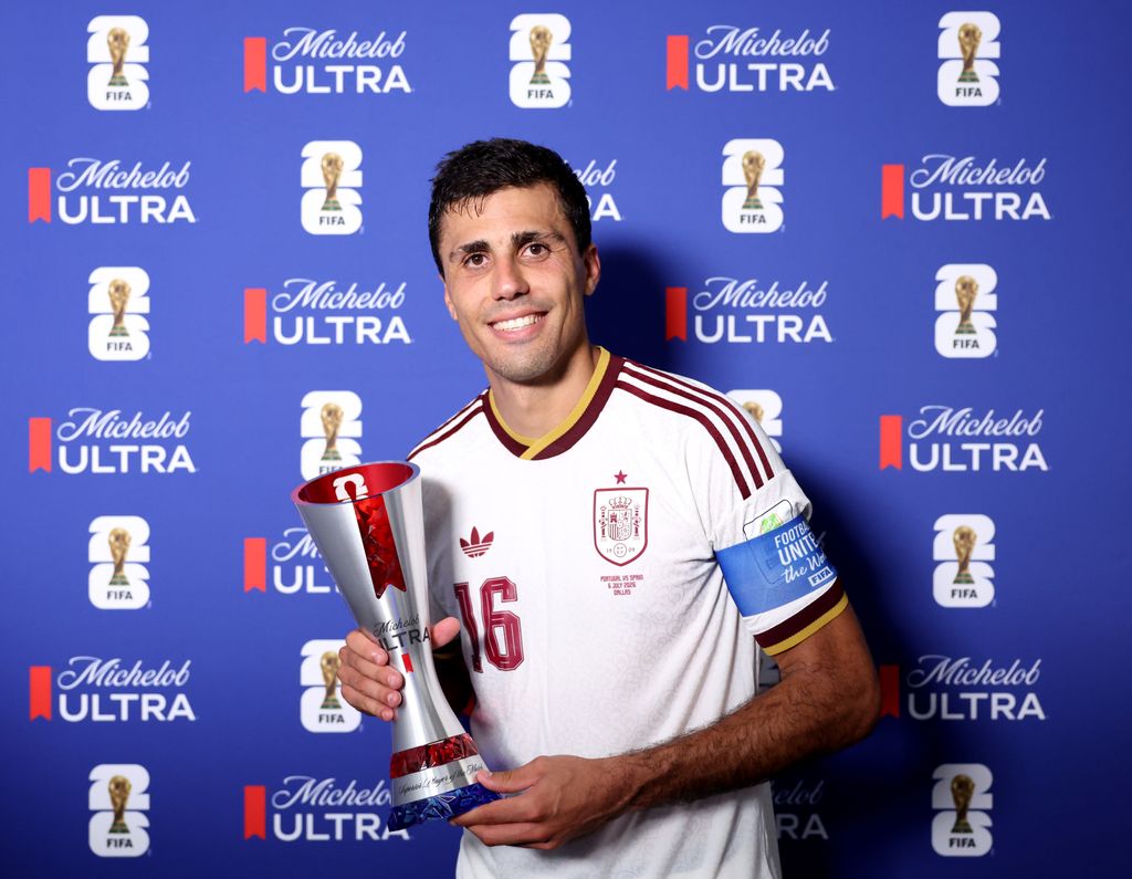 Rodrigo Hernández posa con el trofeo a Superior Player of the Match.