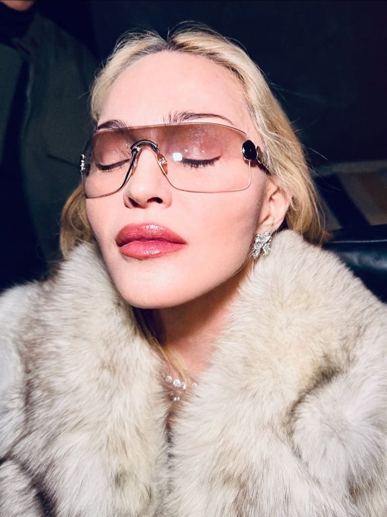 Madonna con uno de sus abrigos de piel en Marruecos