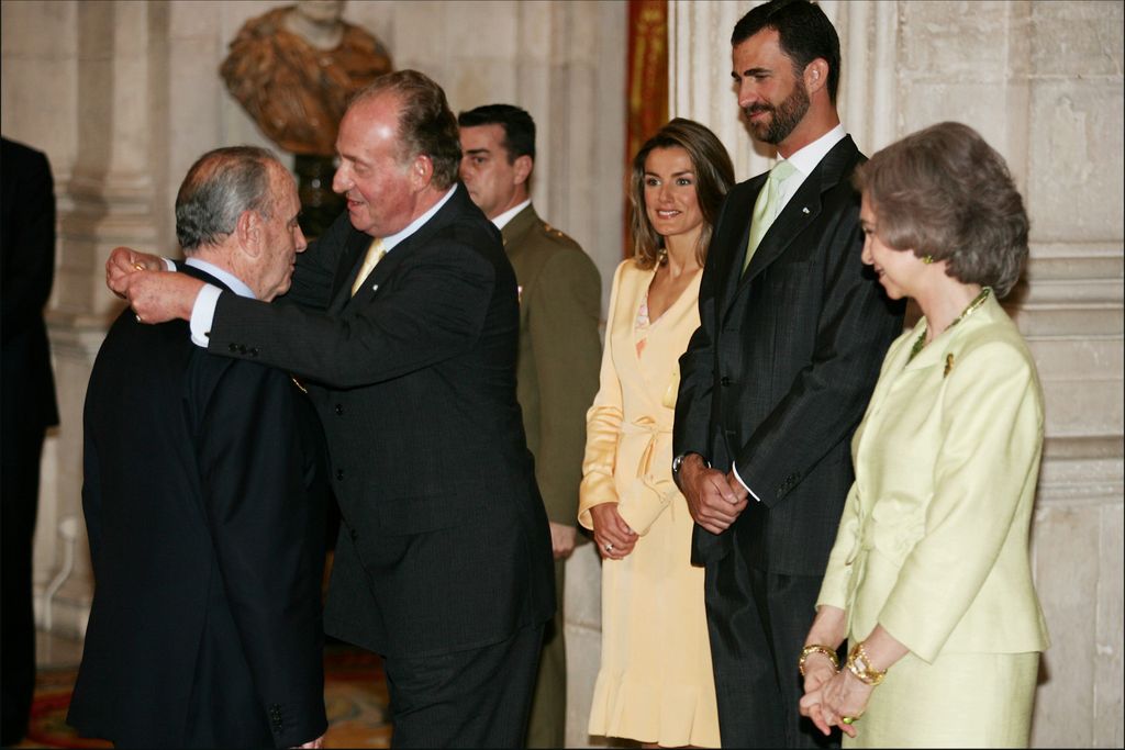 Los reyes Felipe y Letizia, con don Juan Carlos y doña Sofía, otorgando una condecoración a Fraga